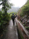繼續沿引水道旁石屎路前行
P4080192