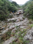 山路接回澗中即見一石坡, 有隊友在此停留等候
P4220155