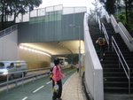 穿隧道後轉左上石級往體育館洗白白, 若沿馬路直行可至港鐵站
P4220395