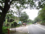 左路接引水道通往榕樹澳村, 大隊往前面的小公園等齊人
P5180005