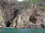 罾棚角孖洞右洞(左)及通心洞口礁石(右)
P7060099
