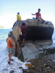 有隊友在攀玩灘上一大石
DSC02400