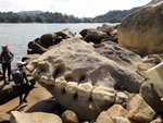 至下面有舊"腳趾"石, 遠處是聖士堤反泳灘
DSC04796