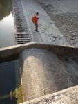 水閘頂爬鐵梯落水壩頂
DSC03937