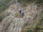 上至一分岔位接左邊乾坑回上吊手岩脊路. 路中回望澗谷見有隊友正在坑左壁上上攀
DSC06442