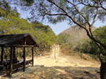 涼亭左邊小路口回望來路及大金鐘(右)
DSC09809