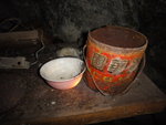 原來右邊是一小房間, 房中有一"冠華園"空罐
DSC01309