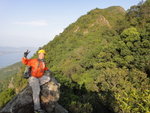 金毛狗峽頂的大石與相右的吊手岩脊路
DSC01550