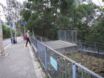 轉左沿馬路前行至港鐵路牌前轉右
DSC01628