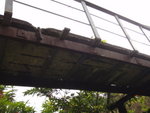 橋尾入澗則要橋下穿過, 抬頭望見石橋其實好多裂縫, 全靠鐵架支撐
DSC03038