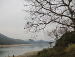 接新娘潭路轉右沿馬路前行, 左望船灣淡水湖
DSC03826