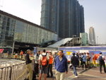 出口人來人往, 大隊在富嘉花園與東鐵站出口之間的地盤前集合
DSC05194