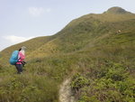 離澗踏草坡上接山路後轉左上山, 婆髻山在前
DSC06536