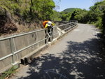 左邊上引水道石屎路後轉右前行少少後要跨鐵欄
DSC09391