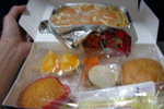 午餐有海鮮麵, 旦糕, 面包, 橙及小食
ALI_0025