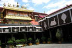 大昭寺又名“祖拉康”, 藏語意思是經堂. “大昭”,藏語為“覺康”,意思是釋迦牟尼, 是指由文成公主從長安帶來的一尊釋迦牟尼12歲時的等身鍍金像“覺阿”佛
ALI_0395