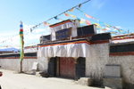 隨後乘車往帕拉莊園, 是目前西藏保存最完好的奴隸主莊園, 是舊西藏貴族和農奴兩種不同生活的真實寫照. 但因時間己晚, 工作人員要下班, 無得參觀
ALI_0841