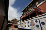 四世班禪靈塔殿(曲康夏)前2樓, 左望十世班禪靈塔殿"釋頌南捷"
ALI_1022