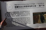 隨後師傅們帶我們沿溝邊步行去參觀藏屍洞
ALI_2727