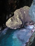 石環洞口, 時水大漲, 水退時可大石下面行或游入去, 高手可以爬上一層, 即大石個層, 不過家陣入唔到去下面個層lu
DSC00321