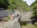 引水道旁水壩, 壩後便是秋楓石澗, 遙望可見一線瀑
DSC00313a