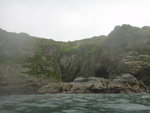 至海邊落水等駁艇, 回望狗尾洞所在, 應該在相中左的石壁後面的碎坡頂
DSC02573