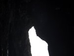 回望洞口隱約見到在洞頂飛翔的蝙蝠(黑點)
DSC04790