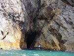 燕子岩北洞為小蝙蝠洞, 有少量蝙蝠, 入內要游一小段到洞尾可上岸. 霍仔在洞口綑邊入?
DSC04804