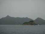 上大船後船駛往大浪灣, 前望見尖洲(又叫哈哈笑島), 背後的大洲及遠處的蚺蛇尖, 米粉頂及東灣山(相左至右)
DSC04911