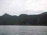 左望見睇魚岩頂(相左)及其下的爛灶&#20074;海灣, 及流白水(相右瀑布)
DSC04912