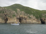 見到我地遊艇停在長岩灣中, 可以游返船lu. 可見船後面的石卵壁洞, 長岩險洞及大禮堂(左至右)
DSC05017