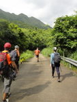 沿馬路前行, 前望遠處是仙姑
DSC05400