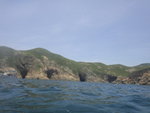 游番船途中回望長岩灣的垃圾洞, 大禮堂, 長岩險洞及石卵壁洞(右至左)
DSC05599