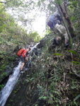 上溯走私坳第5條坑, 一瀑位熊仔沿瀑上, 其他隊友則右邊執樹根上
DSC06196