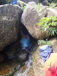 噫, 大石下面有"舊藍色物體"? 原來是小呂子在作花洒浴
DSC08518