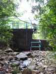 入澗後回望水壩, 原來可以唔行山路, 可以水壩爬鐵梯落澗
DSC00207