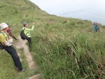 山坳轉右落草坡, 有部份隊友會上仙姑峰後落馬騮崖. 右望見船灣淡水湖的大壩
DSC01105