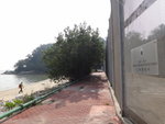 唔行沙灘可以沿鐵絲網旁行人路前行
DSC07143
