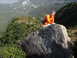 大石上的楊先生與背後在上山途中的隊友
DSC08289