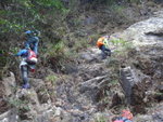 山路在瀑左, 而山路又分左右.  右要橫越一壁位, 左路則先上攀一段後林中橫移
DSC01012