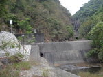 秋楓石澗口的水壩及遠處的一線瀑, 見有隊友剛抵瀑頂
DSC01048