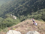 草坡上爬中回望見到大休前攀玩的東蓮花塔(相左)
DSC03638