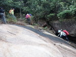 壁左上後要往右移回澗中, 有隊友則右邊上, 右邊頗濕滑
DSC03867