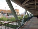 上天橋橫過松仁路, 路旁有一興建中建築物, 好似話係醫院
DSC04121