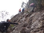 上攀至樹叢便可沿紅繩往左橫移
DSC04648