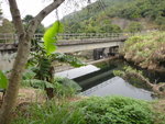 村路中回望水壩, 水壩前是梅大石澗, 水壩後是茅坪坑(右)及石壟仔坑(左)
DSC01480