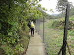 村路旁被圍了鐵絲網, 網後變了梅子林村的私家地
DSC01482
