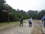 出營地轉右前行, 至分岔位, 左邊去南營地, 家陣緊係繼續前行啦
DSC07883