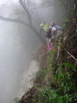 中途一塌方位, 條路變得好窄, 不過幸山邊縛有鐵線可扶
DSC08995