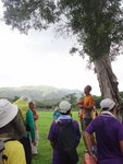 黃Sir在自然生態科學教育園內簡介是日路線. 遠處是雞公嶺 DSC09501_resize